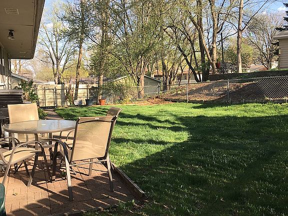 4th image of 2918 Meadow Ln