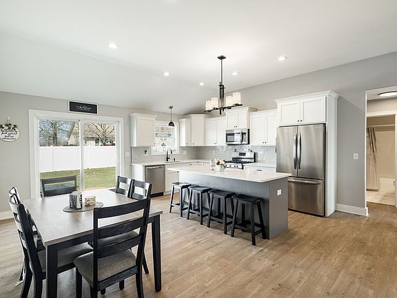 3rd image of 1059 Hummingbird Ln