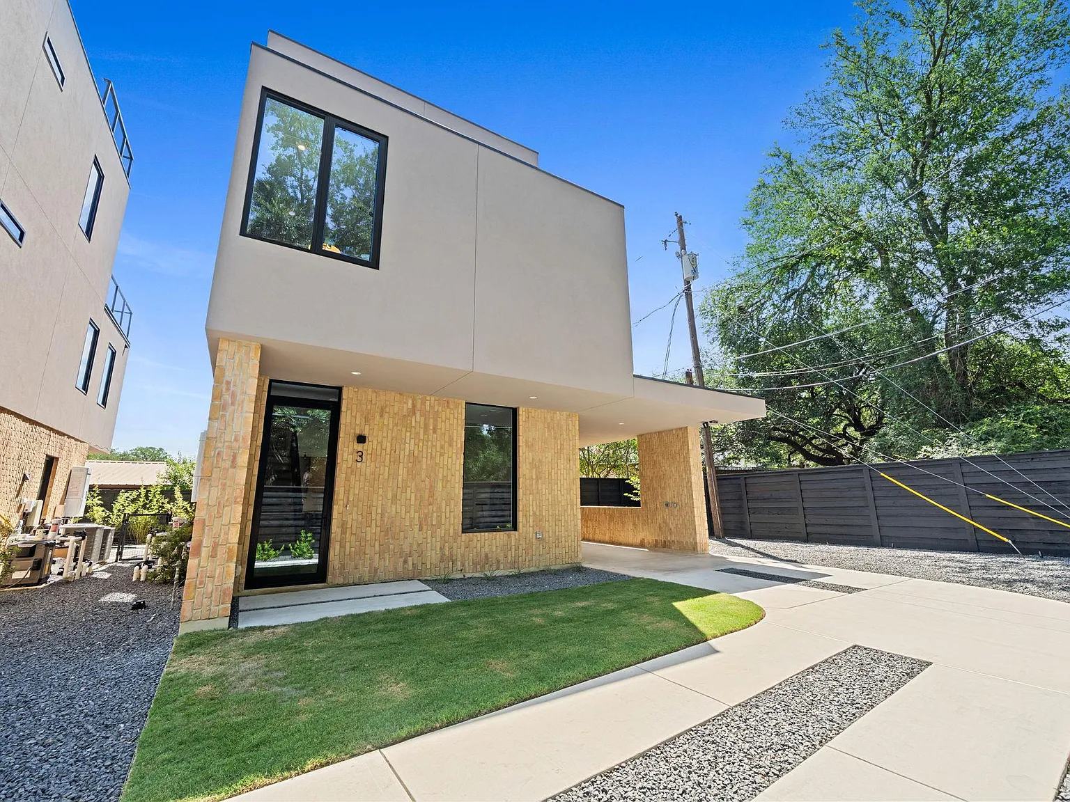 3 bed, 3.5 bath, 2500 sqft, $10,995 — Photo 3