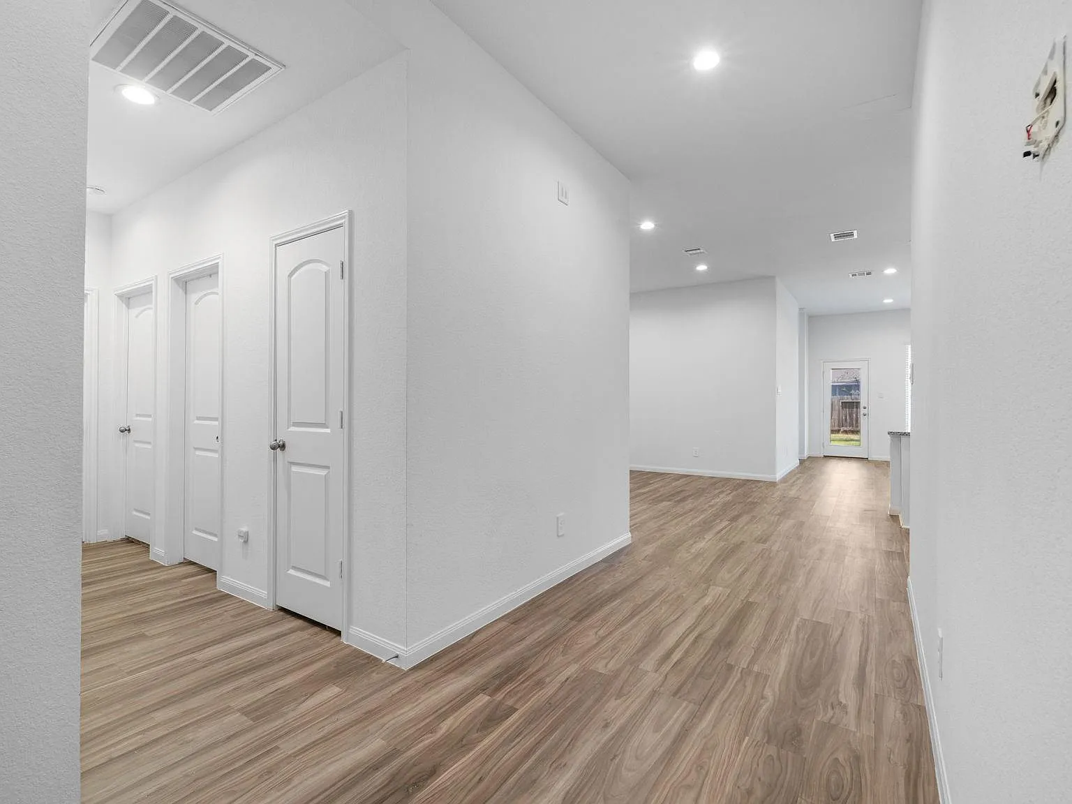 4 bed, 3.0 bath, 2082 sqft, $2,300 — Photo 4