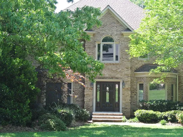 619 River Oaks Ln, Charlotte, NC 28226
