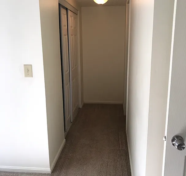 Royal Manor Apartments — Photo 24