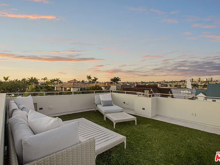 2105 E Balboa Blvd — Photo 36