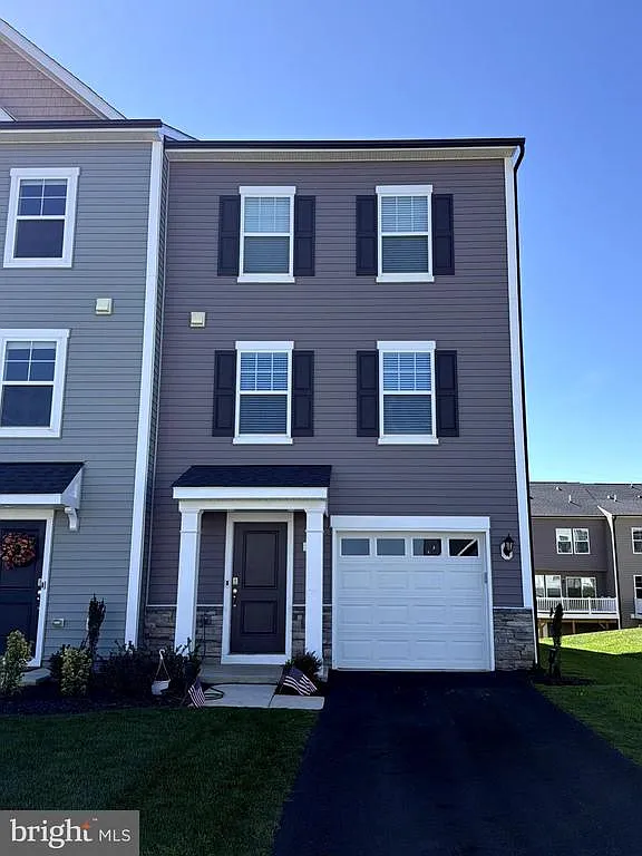 3 bed, 3.5 bath, 2000 sqft, $2,500 — Photo 1