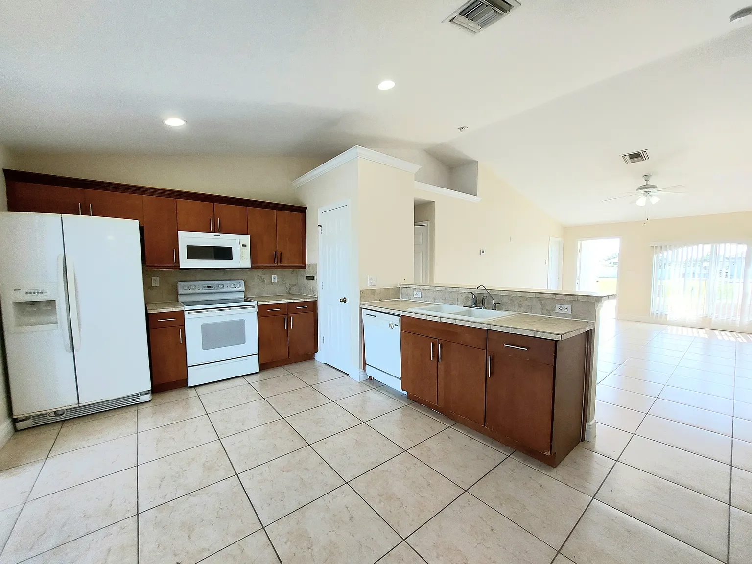 18 NW 29th Pl - #1 — Photo 3