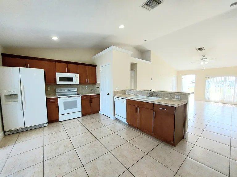 18 NW 29th Pl — Photo 3