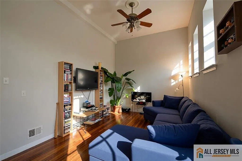 2 bed, 1.0 bath, $1,300 — Photo 1