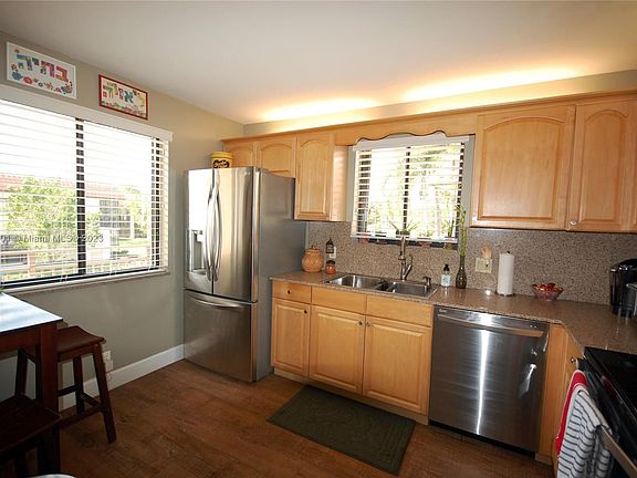 5th image of 436 Lakeview Dr APT 201