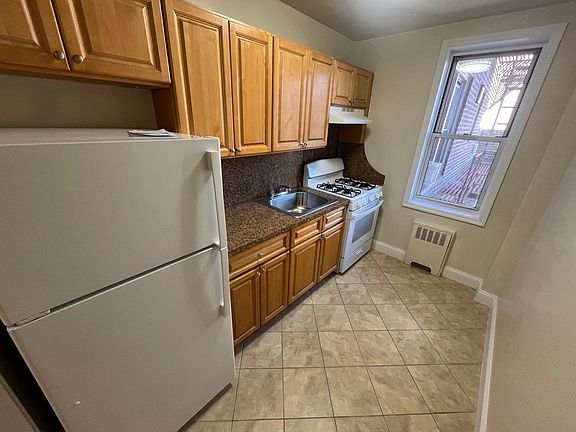 5th image of 14336 Barclay Ave APT 5B
