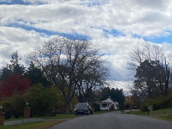 5th image of 424 Mountain View Dr