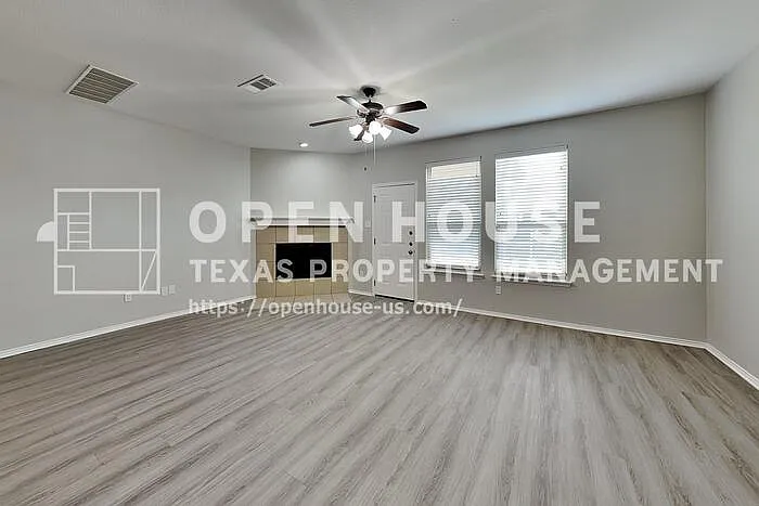 3 bed, 2.0 bath, 2500 sqft, $2,450 — Photo 3