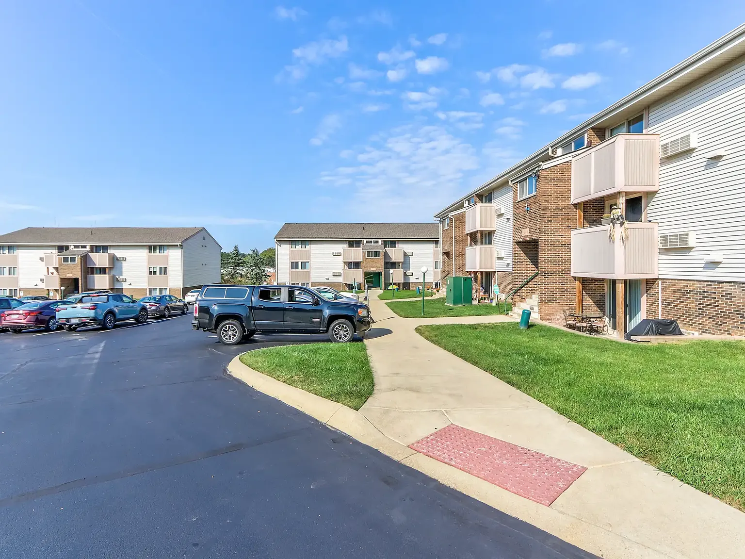 Royalwood Apartments — Photo 2