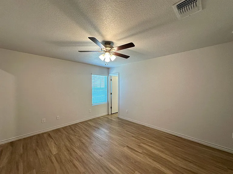 1813 Clovis Dr — Photo 32