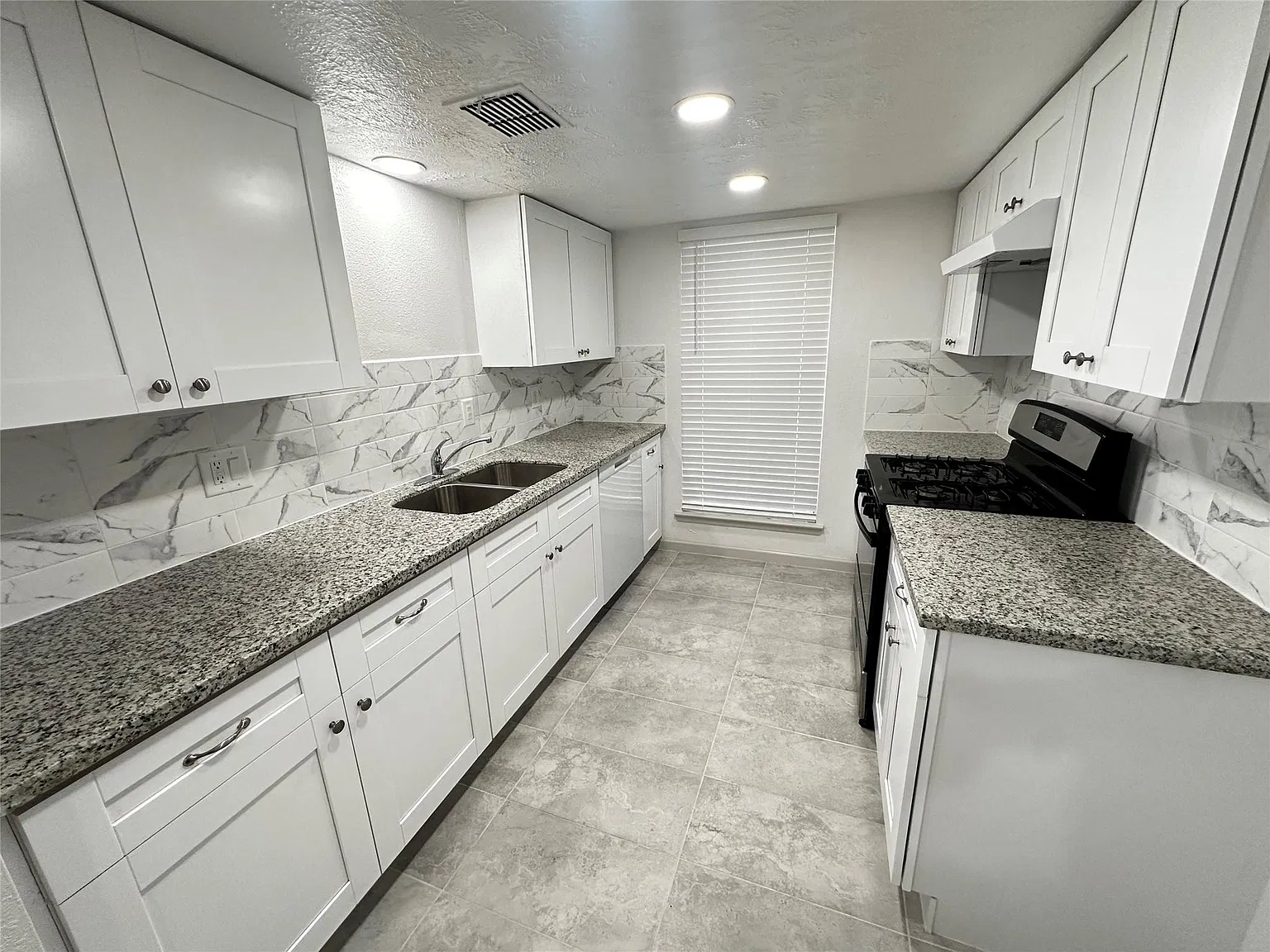 3 bed, 1.5 bath, 955 sqft, $1,650 — Photo 2