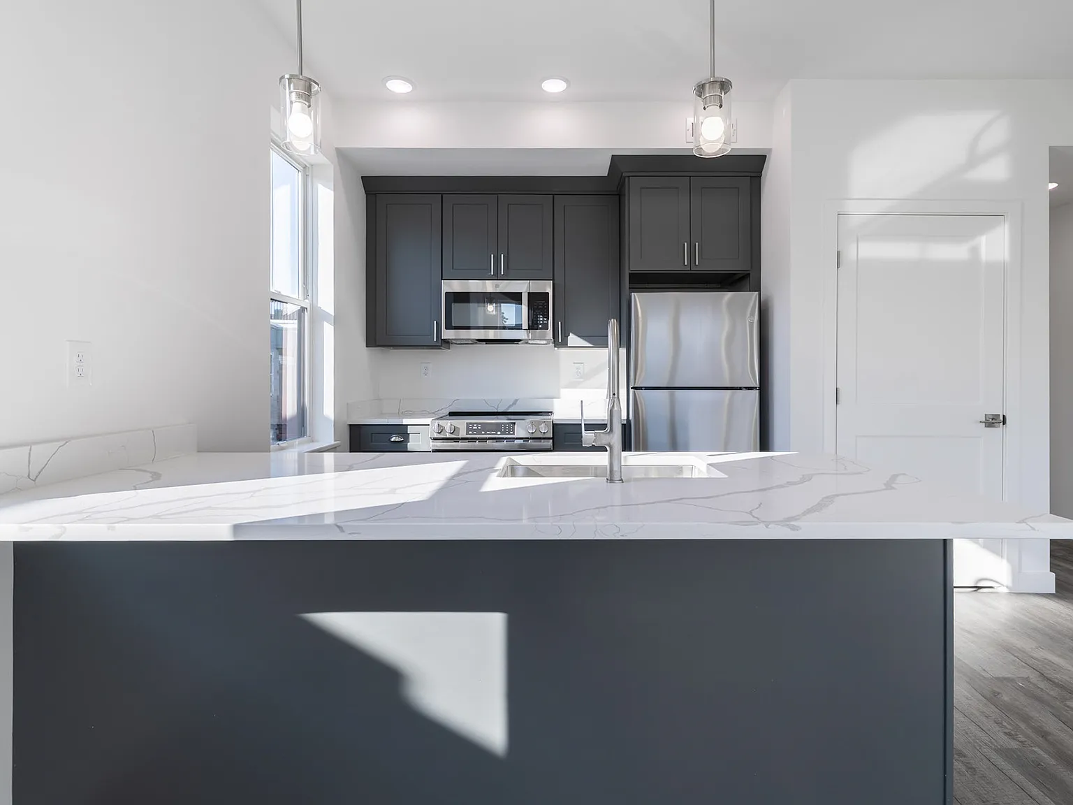 2 bed, 900 sqft, $3,250 — Photo 1