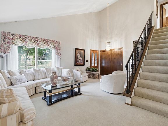 4th image of 325 E Parkway Estates DRIVE