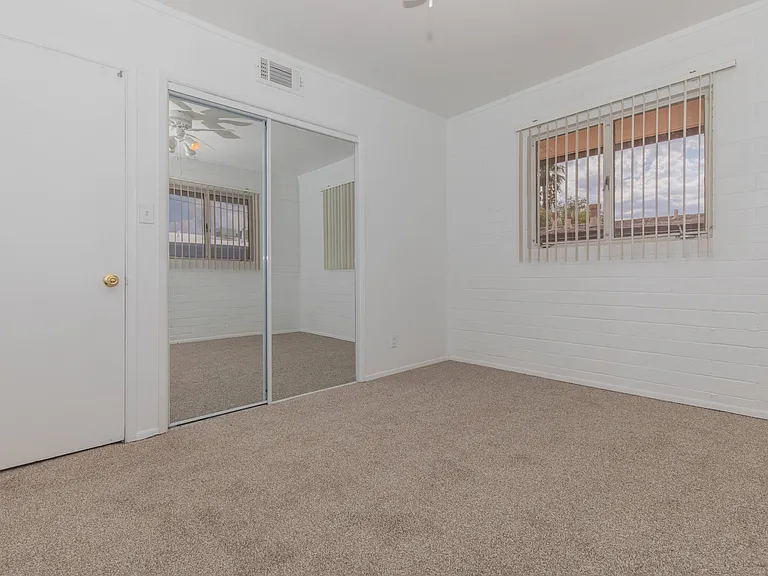 Country Club Apartments — Photo 13