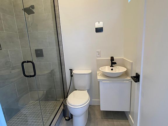 5th image of 808A Burchett St