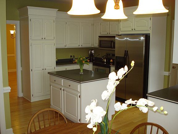 Deluxe island & stainless steel appliances
