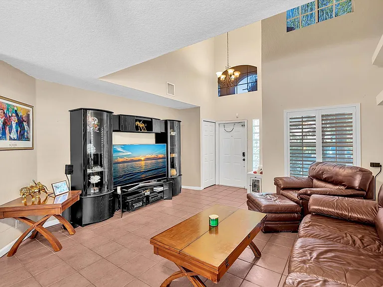 1449 Banyan Cir — Photo 2