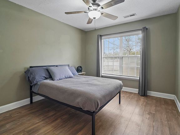 4th image of 4040 Longleaf Ln.