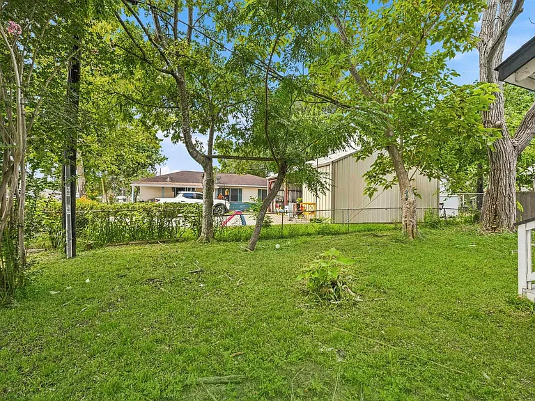 1501 Maiden Ln — Photo 29