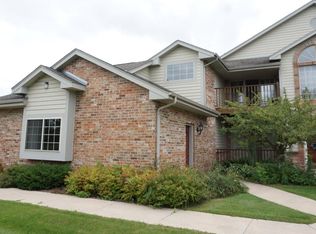 624 Hillcrest Rd, Saukville, WI 53080