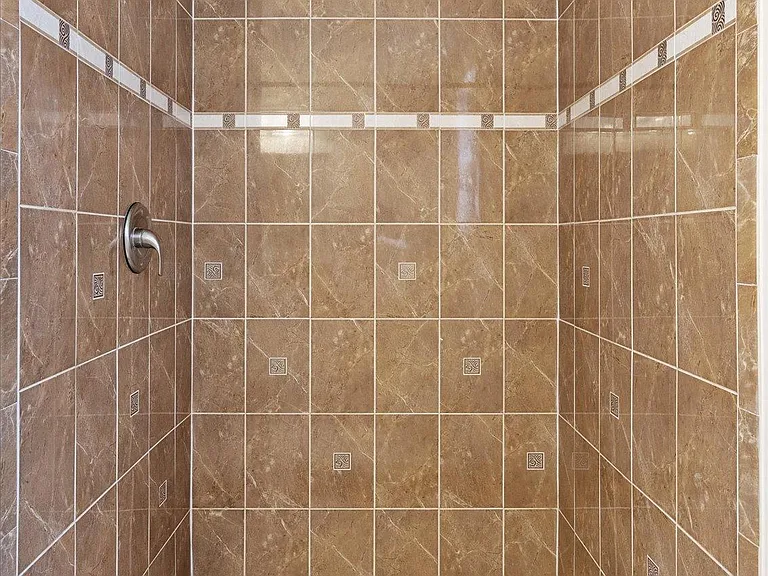En Suite Full Bathroom