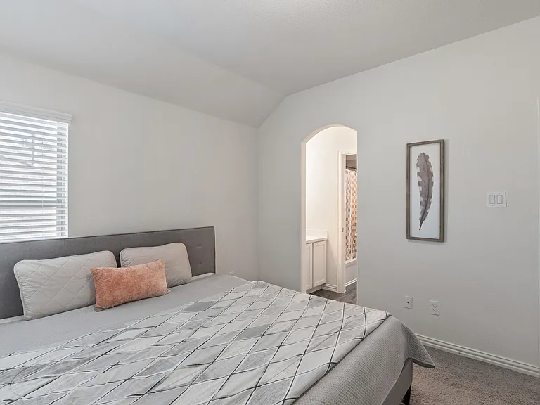 1413 Lake Grove Dr — Photo 10