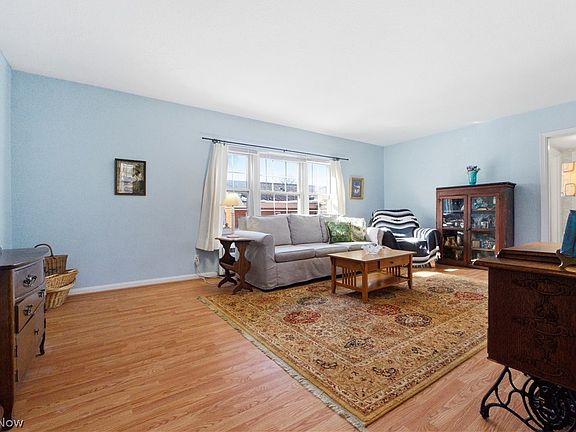 4th image of 15875 Van Aken Blvd APT 302C