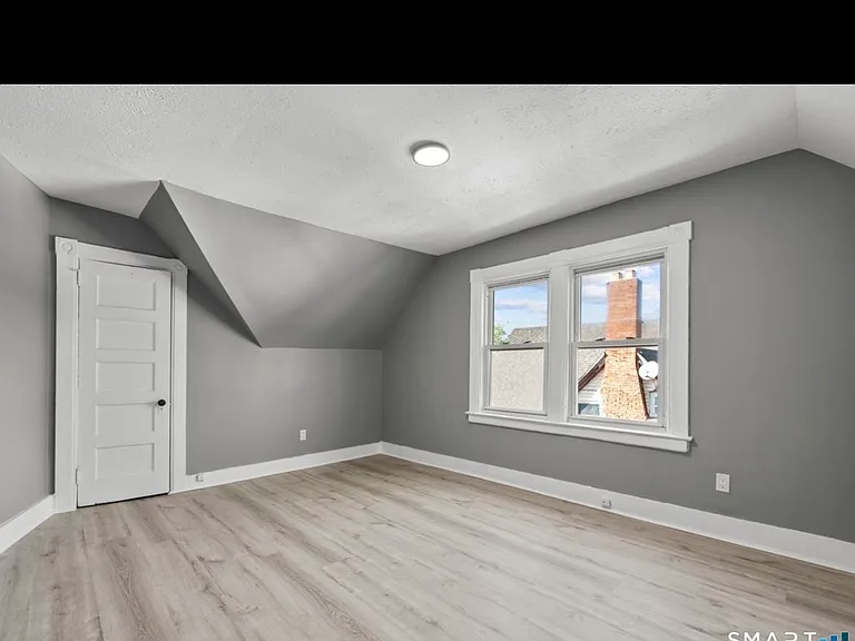 362-364 Sigourney St #3 — Photo 9