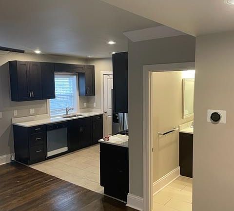 3rd image of 3833 Wyandotte St #4