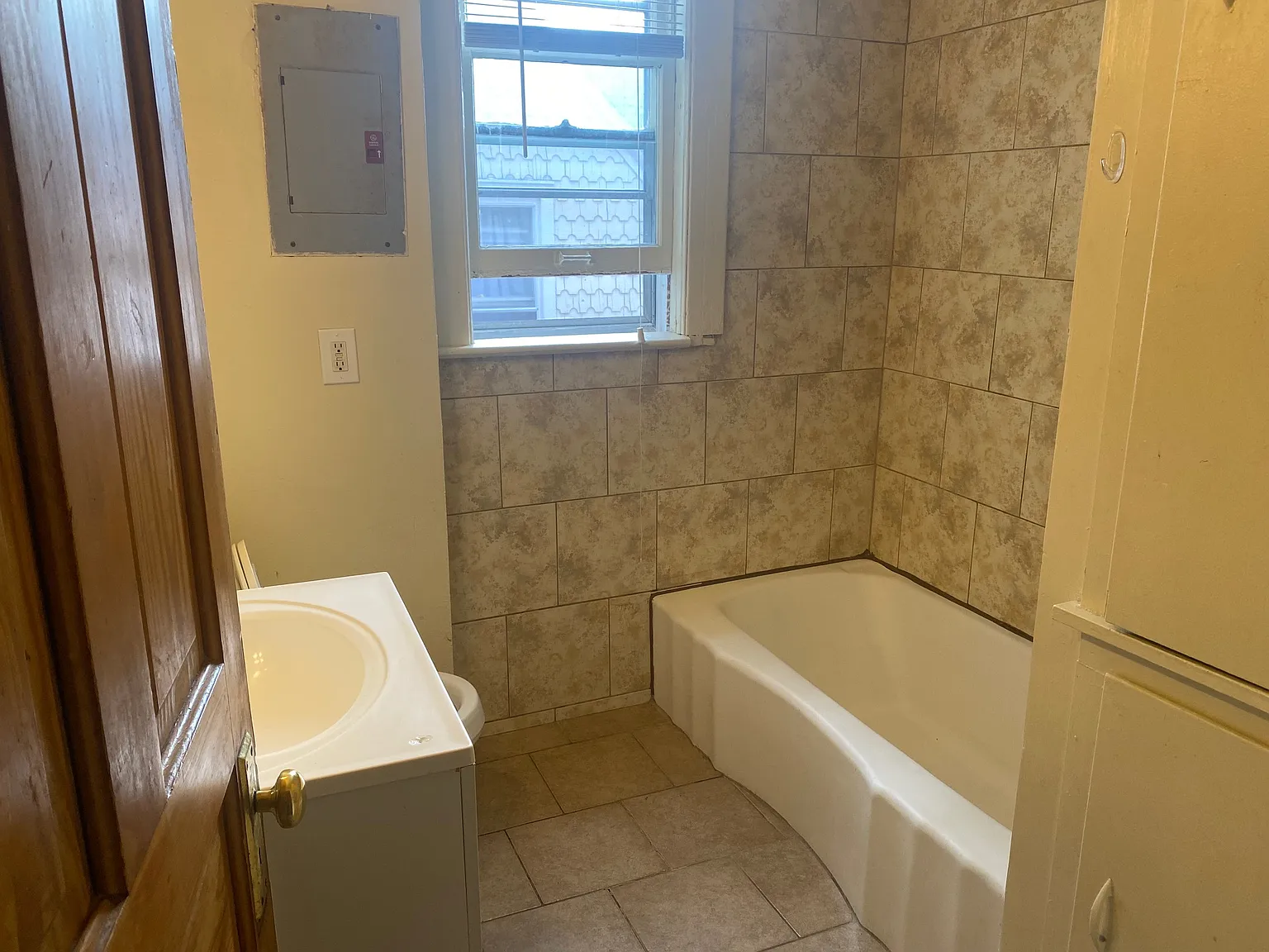4 bed, 800 sqft, $3,600 — Photo 2