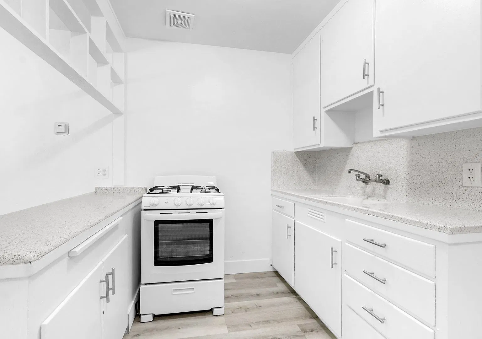 Country Club Apartments — Photo 3