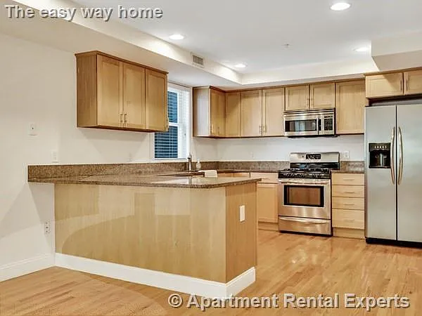 3 bed, 2.5 bath, 1700 sqft, $4,200 — Photo 2