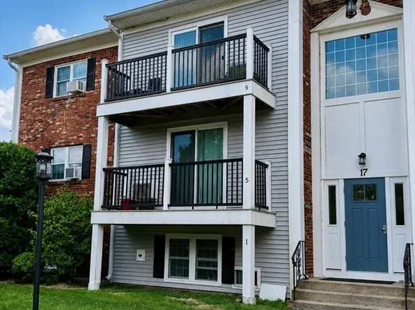 17 Chapel Hill Dr APT 9, Plymouth, MA 02360