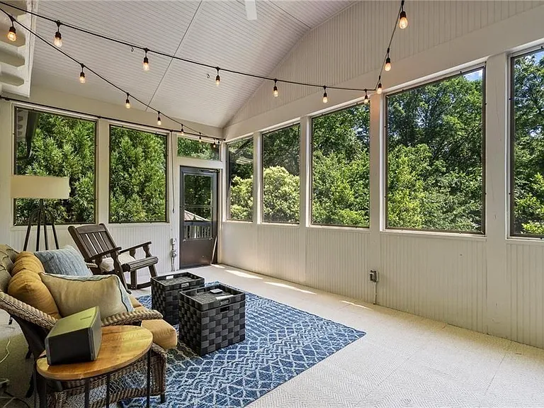 663 Yorkshire Rd NE — Photo 32