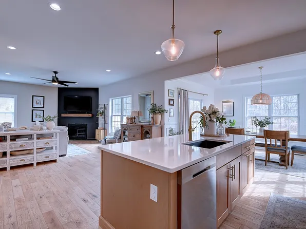 20 Skyline Drive, East Hampton, CT 06424