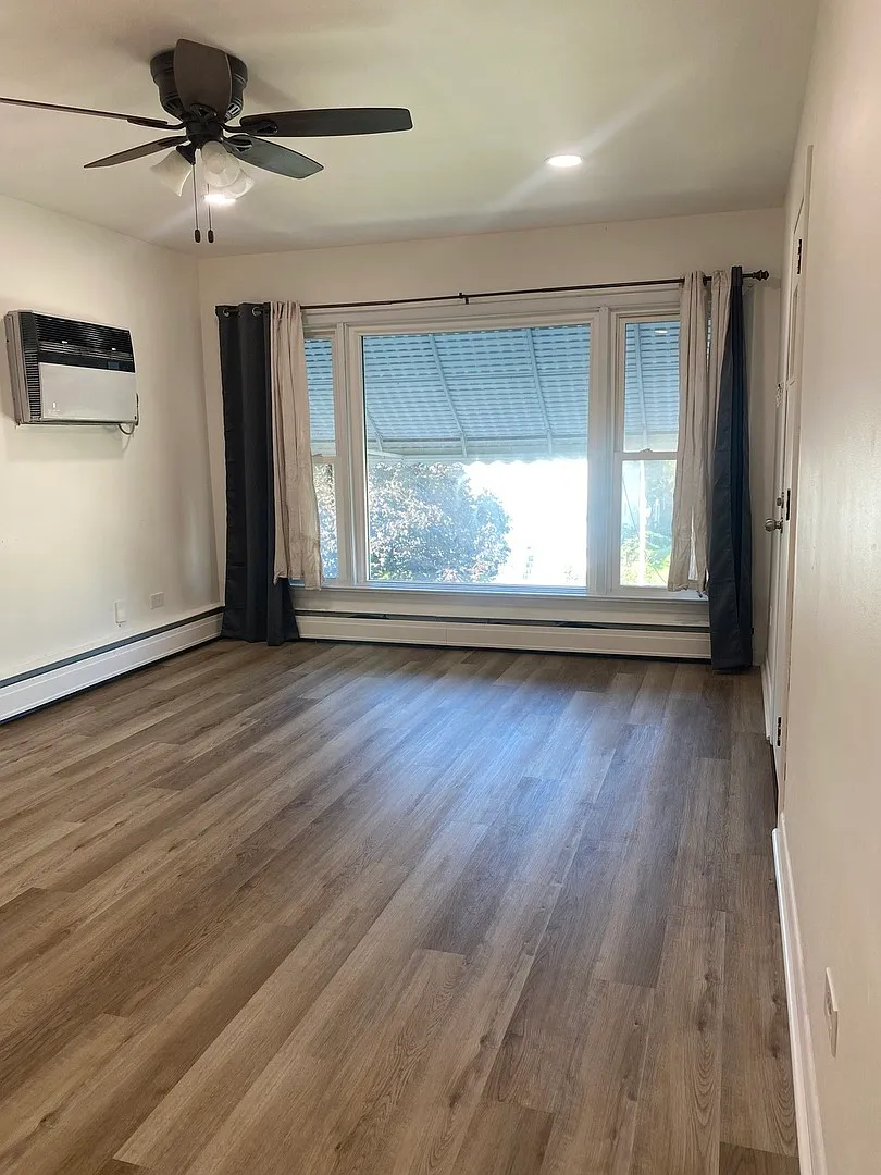 3 bed, 2316 sqft, $1,700 — Photo 2