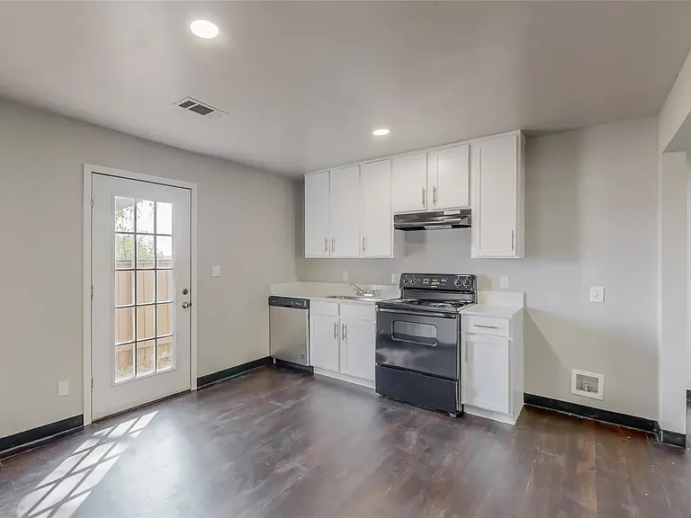 3810 Cotton Ln — Photo 9