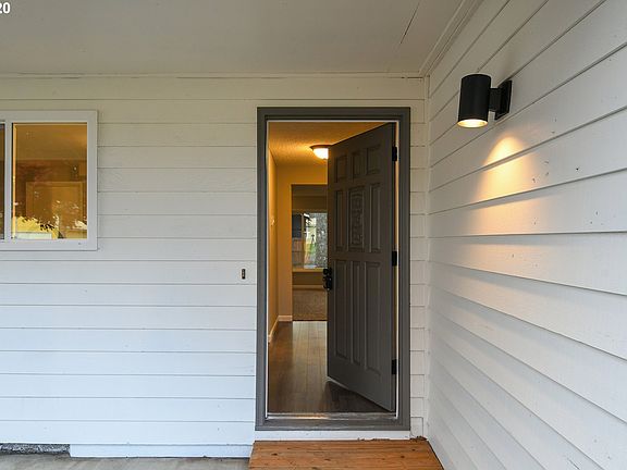3rd image of 912 NE 166th Ave