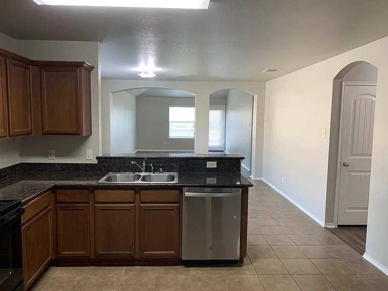 328 Carlyle St — Photo 5