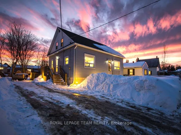 1120 Pembroke St W, Pembroke, ON K8A 5R5