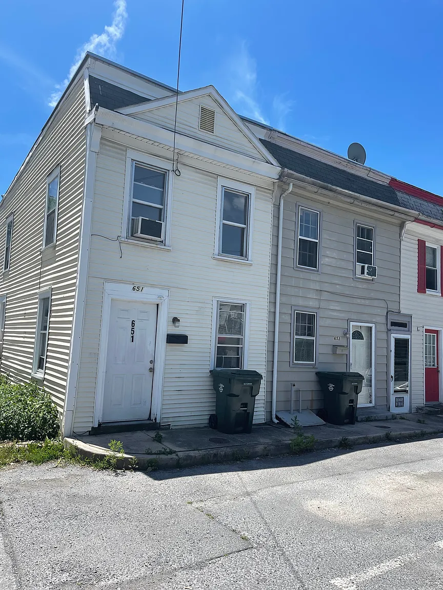 651 Court Ave photo 1