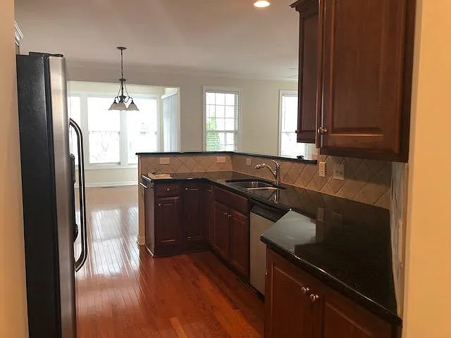 3513 Edgemont Dr — Photo 4