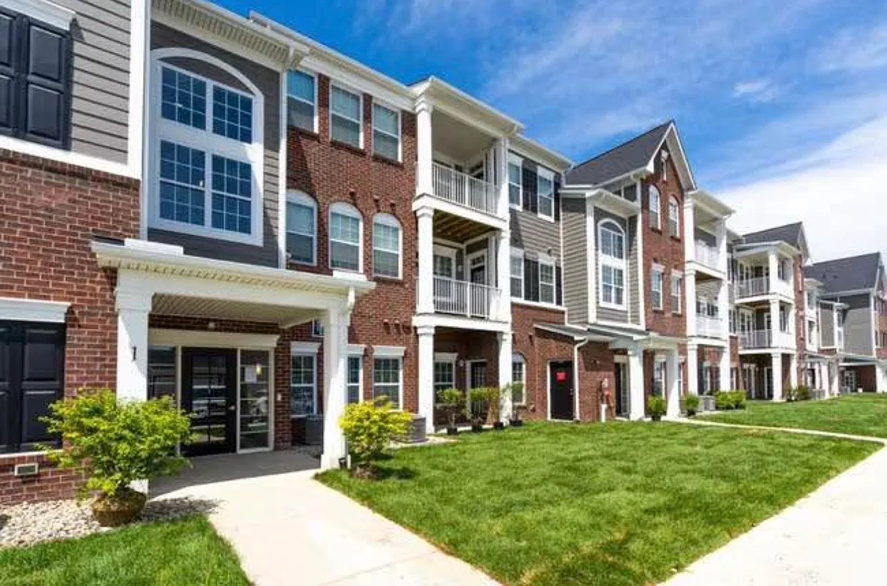 2 bed, 997 sqft, $1,905 — Photo 2
