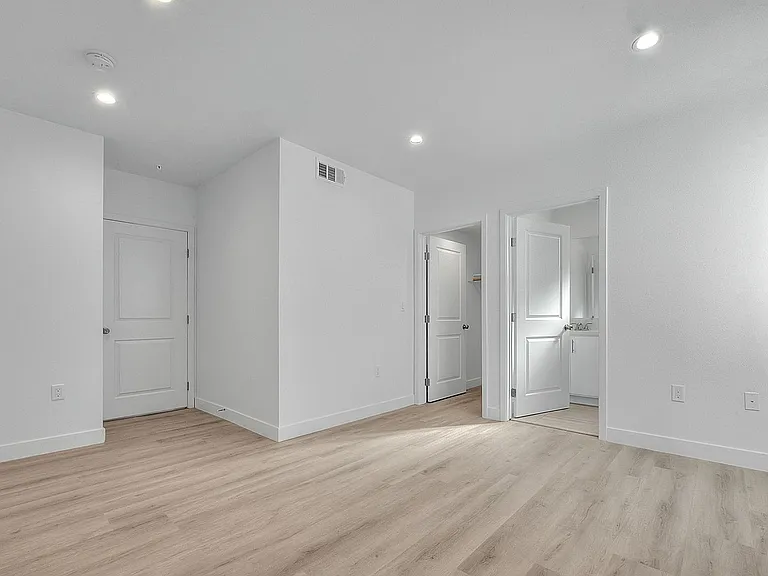 5850 Vineland Ave — Photo 17