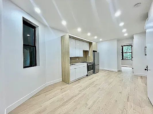 3rd image of 343 Vernon Ave #3F