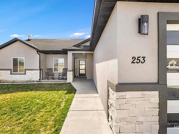 2nd image of 253 Mariposa Cir