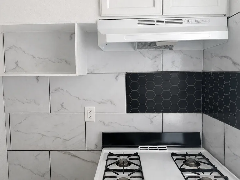 1/2 Bedroom Apartment: Kitchen